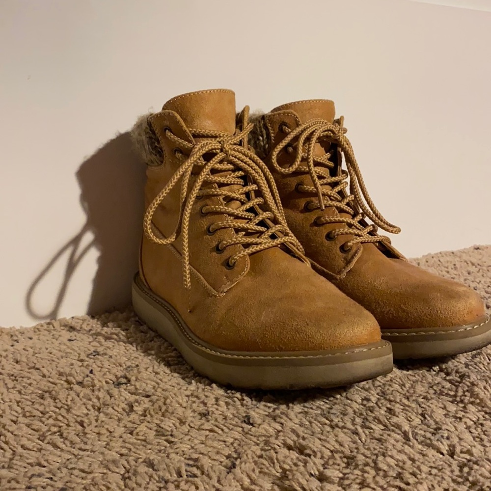 Tan women’s carpenter boots